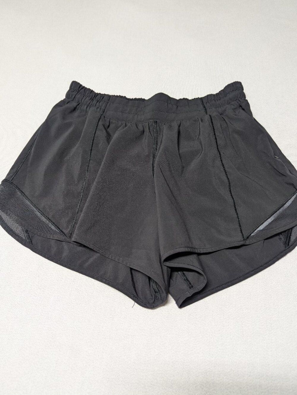Lululemon Hotty Hot 2.5" Short II - Size 6